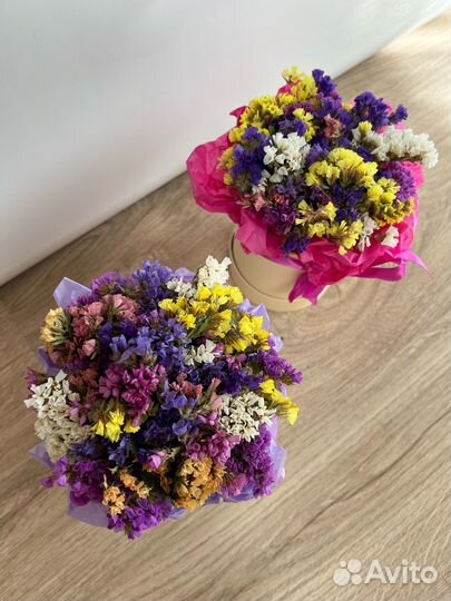 Букет из сухоцветов статицы в шляпной коробке