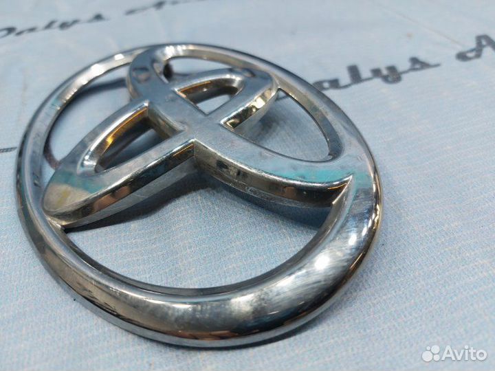 Эмблема решетки радиатора Toyota Camry