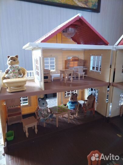 Большой кукольный домик с мебелью
