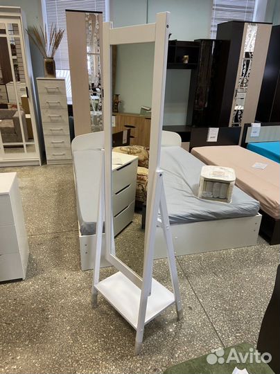 Зеркало напольное с полкой