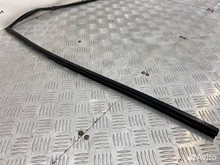 Б/У накладка лобового стекла (молдинг) передний