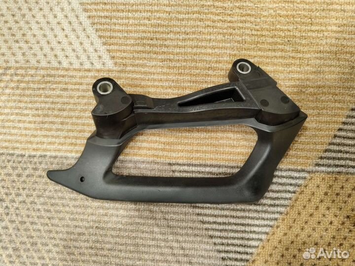 Левая ручка пассажира Yamaha FZ8