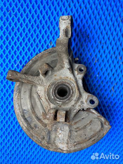 Поворотный кулак передний левый Renault Clio