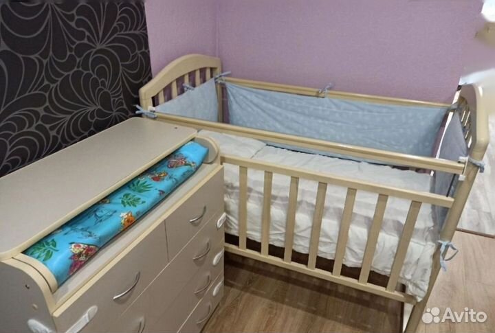 Детская кроватка и комод