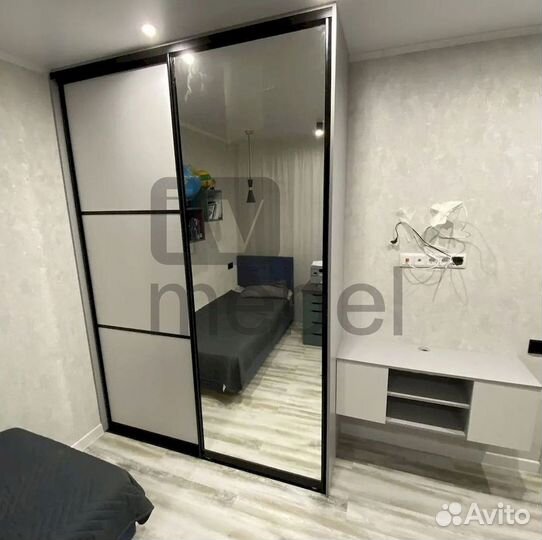 Шкаф с зеркалом