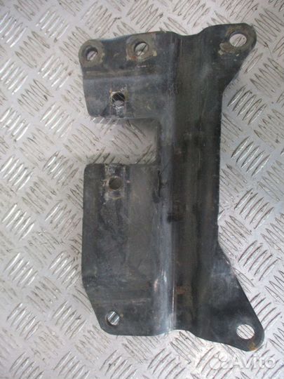 Кронштейн цилиндра подъема кабины Mercedes-Benz A9