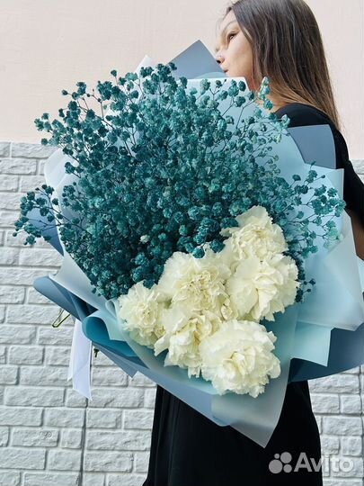 Букет с белыми диантусами и яркой гипсофилой