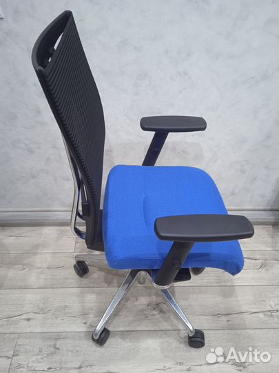 Офисное кресло