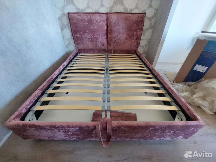 Кровать с мягким изголовьем