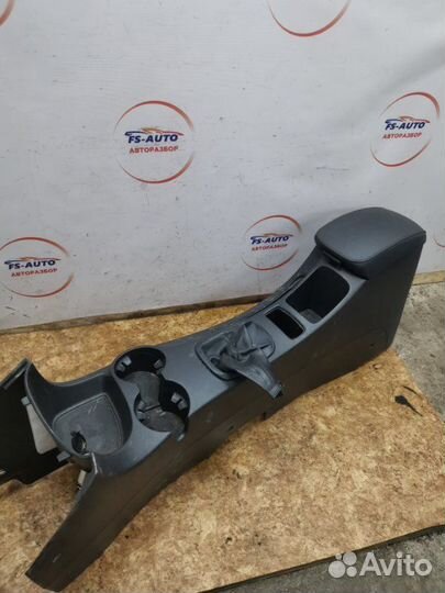 Подлокотник Kia Sportage 2 SUV 2.0 crdi D4EA 2005