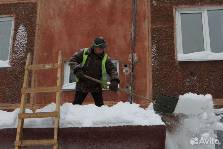 Чистка снега с крыш, уборка територии от снега