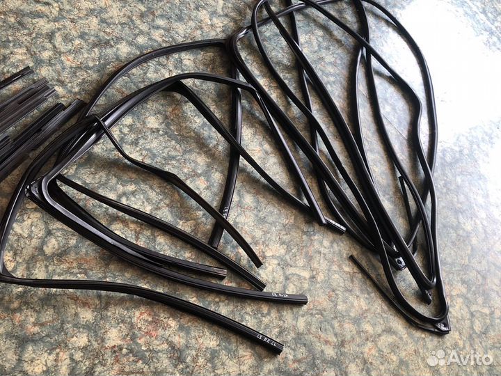 Уплотнитель двери стекла Mitsubishi lancer 10