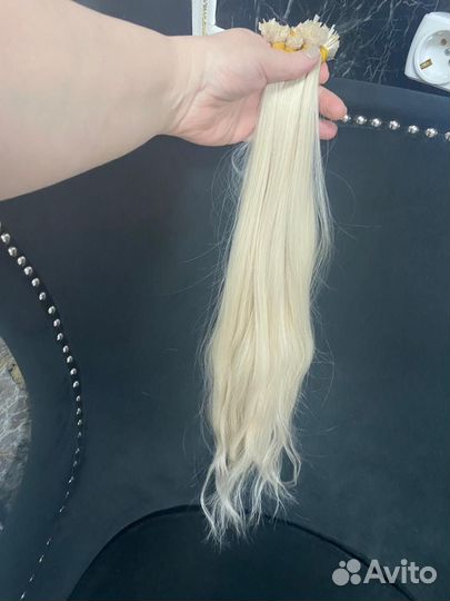 Натуральные волосы легкой волной.блонд