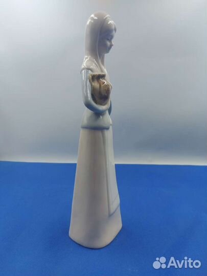 Фарфоровая статуэтка Девушка с кувшином Европа