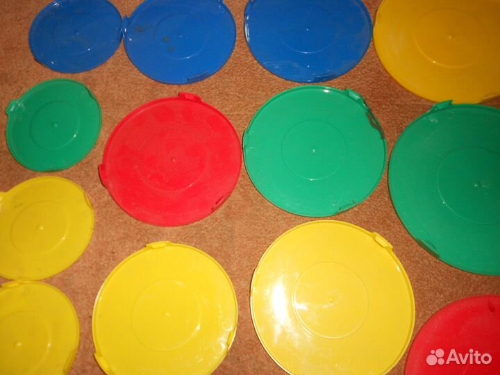 Крышки пластмассовые для салатниц разные новые