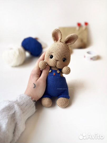 Вязаные игрушки ручной работы зайка