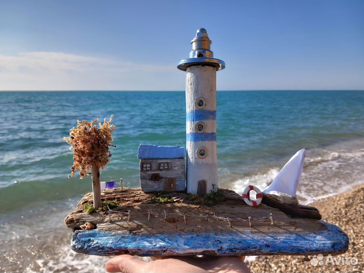 Дрифтвуд берег и маяк с домом