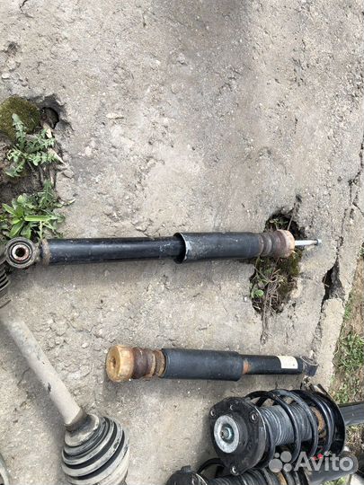 Амортизатор передние с пружиной tiguan 2012 года