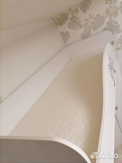 Детская кровать со столом и шкафом