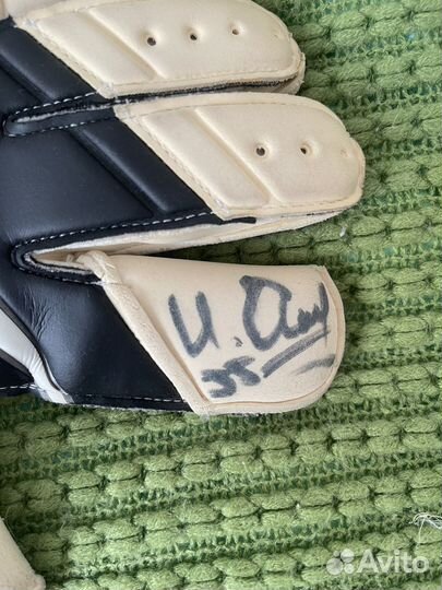 Вратарские перчатки с автографом Игоря Акинфеева