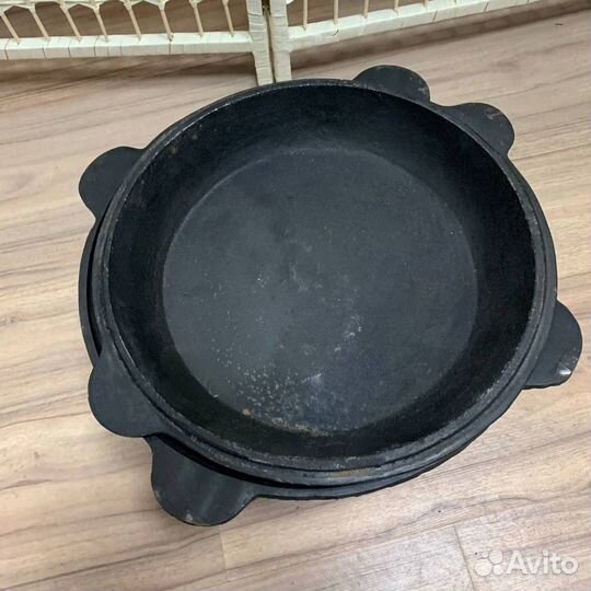 Казан чугунный с крышкой сковородой 8л