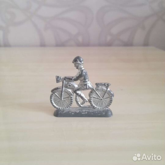 Ковбойцы, индейцы резиновые гдр, рыцари