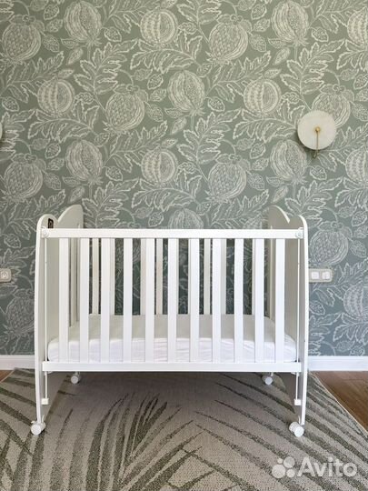 Детская кроватка, матрас и натяжные простыни