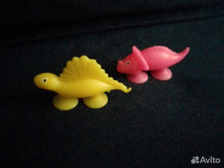Игрушки,маленькая бутылка,маленькая м,и присоска