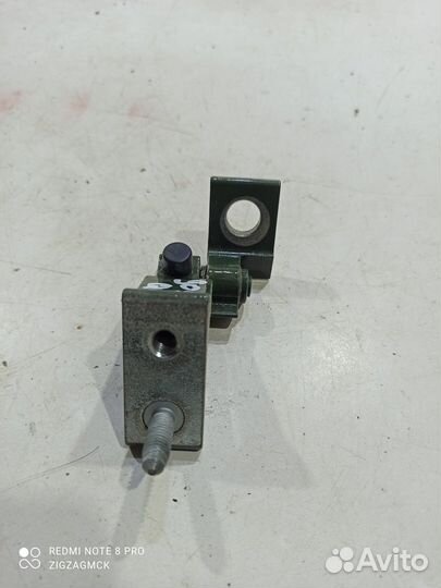 Петля двери(задняя левая нижняя)