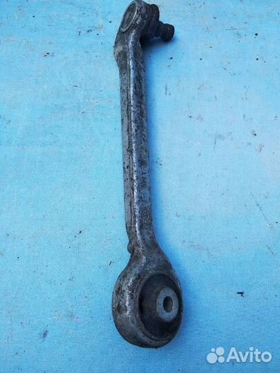 Рычаг правый передний верхний 8D0407508E