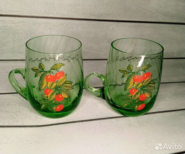 Кружка из цветного стекла с рисунком ягоды - Ретро