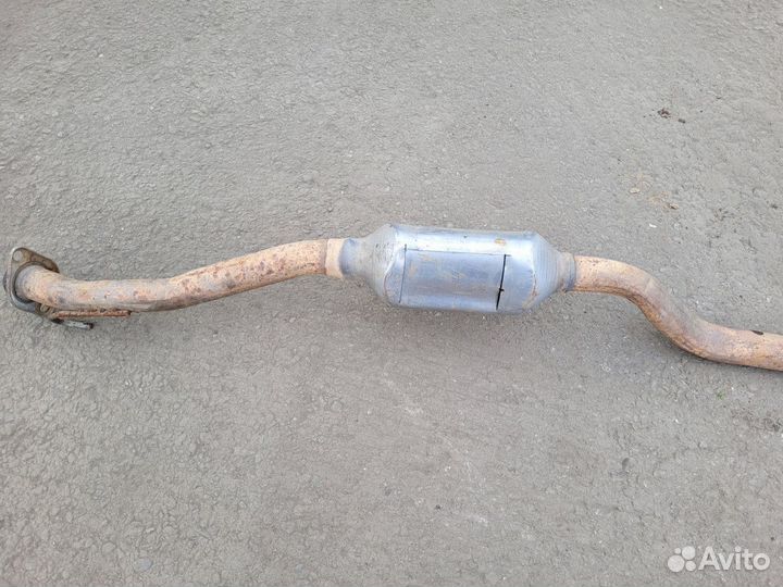 Часть глушителя на Mitsubishi Lancer 10