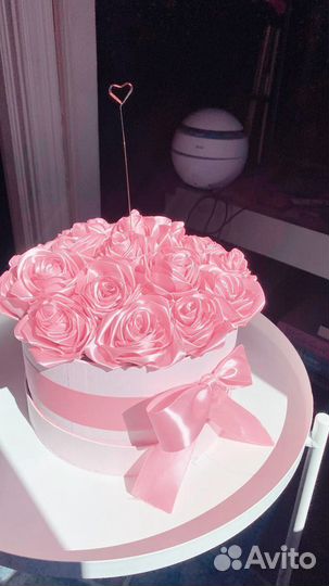 Розы из атласных лент в коробке