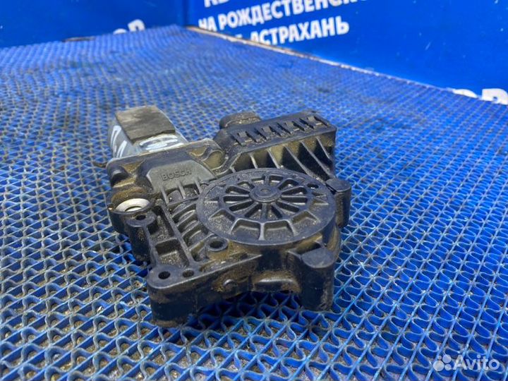 Моторчик стеклоподъемника Opel Astra H купе Z18XER