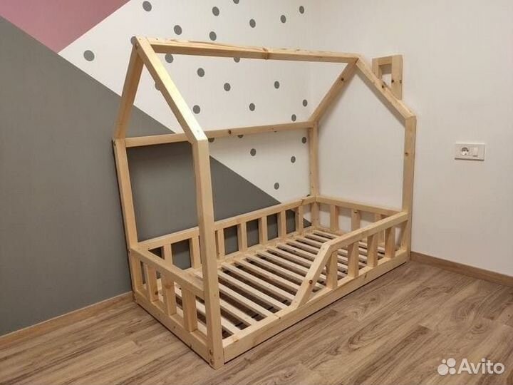 Деревянная кровать Домик