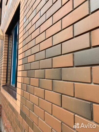 Кирпич, имеющим градиентный переход цветов. Этот инновационный подход создает плавные переходы оттен