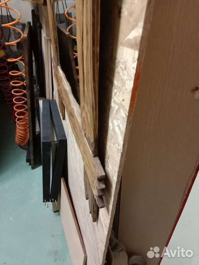 Зеркало в деревянной раме