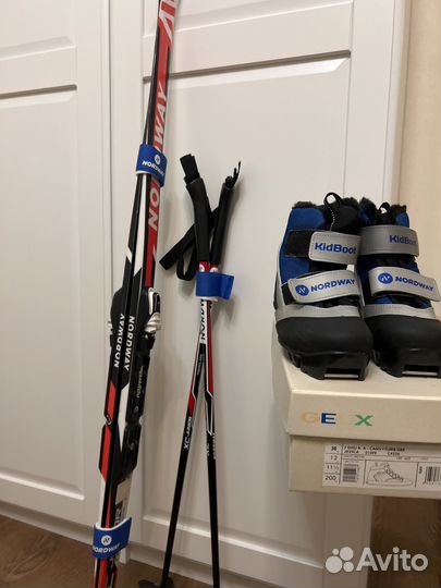 Беговые лыжи комплект ботинки 30 р, палки
