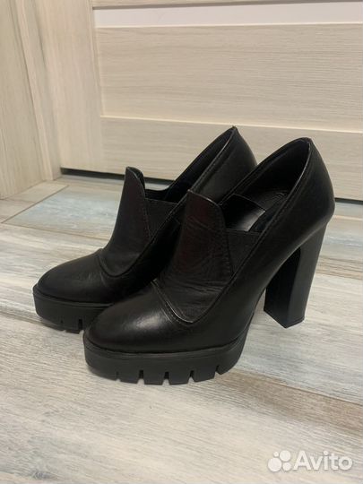 Ботильоны черные на каблуке Зара