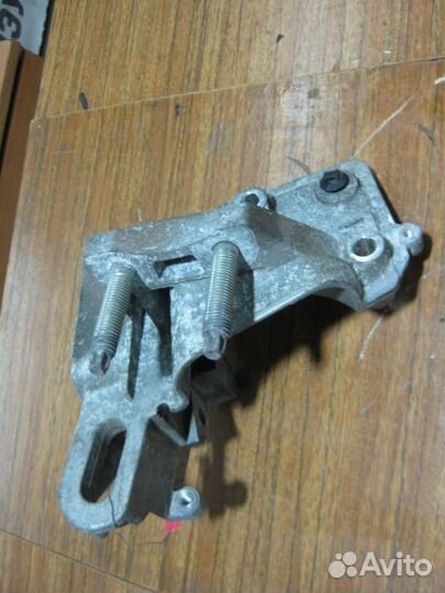 Кронштейн двигателя правый Ford Mondeo 4 2007–2014