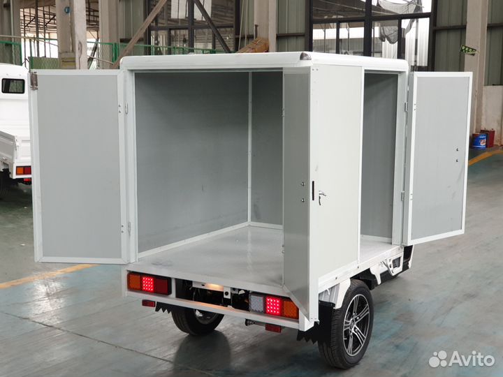 Трискутер трицикл грузовой с кабиной, кузовом