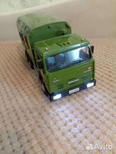 Модель грузовика машина военная