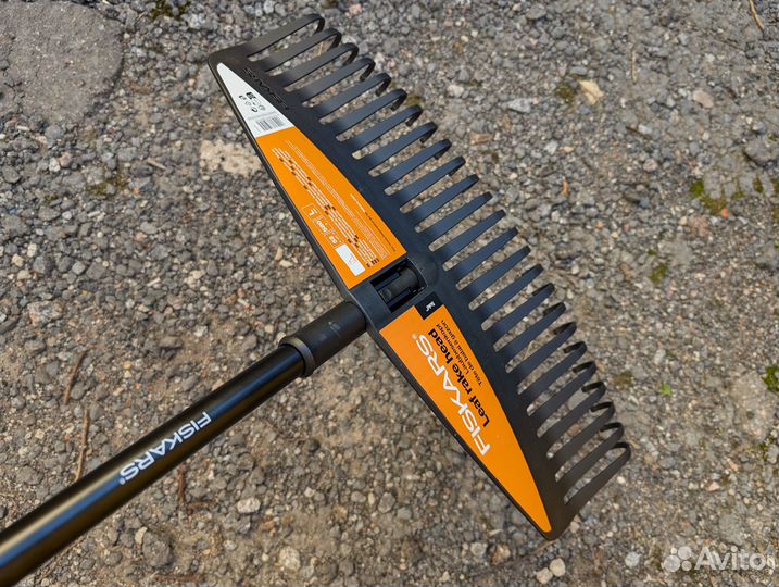 Грабли Fiskars Solid веерные 52 см с черенком