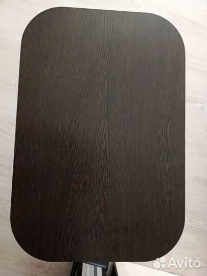 Журнальный столик на колесах