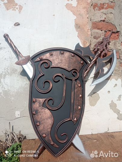 Щит топор меч (интерьер)с инициалами