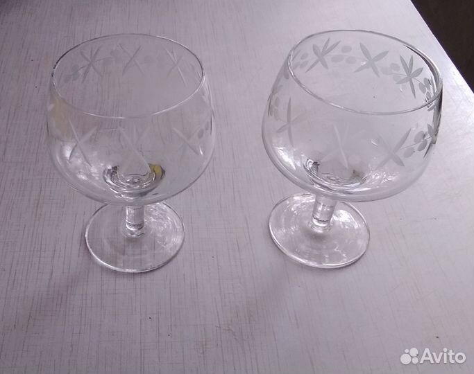 Бокалы широкие на ножке