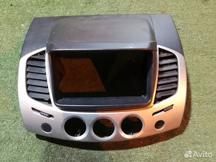 Накладка центральной консоли 8060A079ZZ Mitsubishi Tribute KB9T царапины