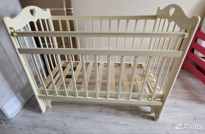 Детская кроватка с маятником
