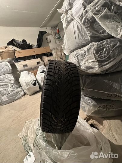 Резина Nokian Tyres 285/45 R22