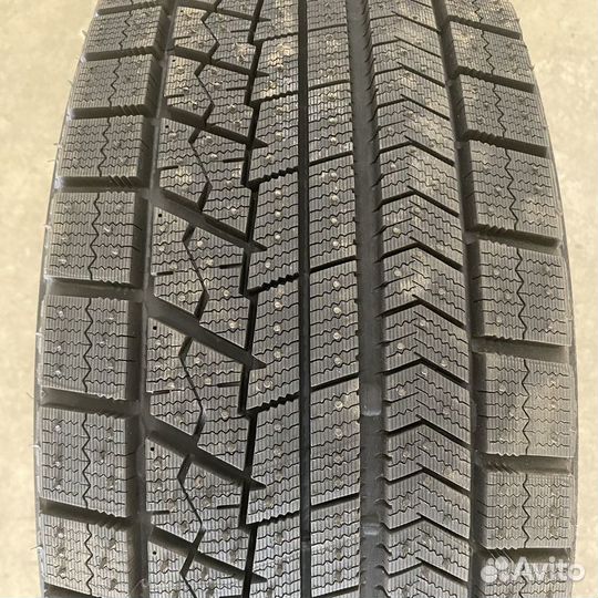 Bridgestone Blizzak VRX 235/45 R18 94S